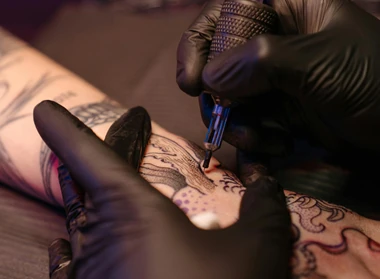 Tatuando el brazo