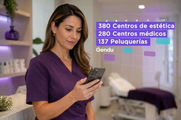 mujer usando app de turnos en centro de est�tica